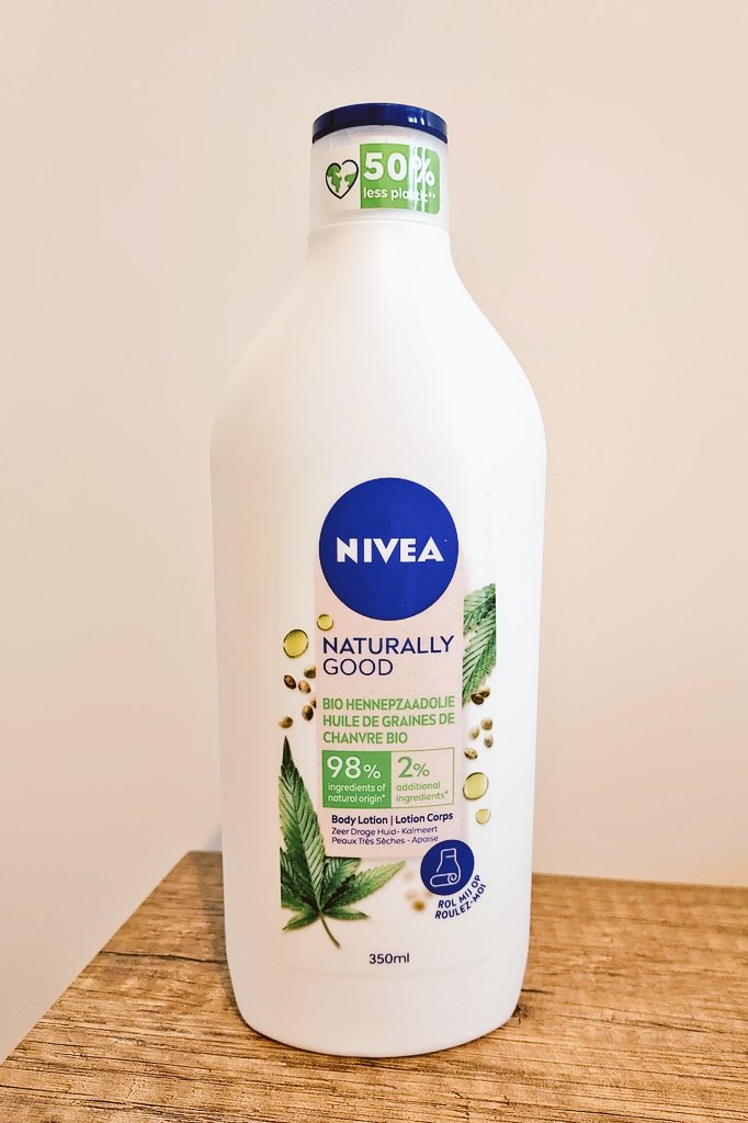 SLfarh's tweet photo. La Lotion corps #NATURALLYGOOD #NIVEA, enrichie à l'Huile de Graines de Chanvre BIO, apaise la peau et la laisse douce et hydratée pendant 48h.
Merci @NIVEAFr
#NiveaLovesYou
#Niveaestla
#LotionCorps
#HuiledeGrainesdeChanvreBIO https://t.co/NiNL6EfpUR