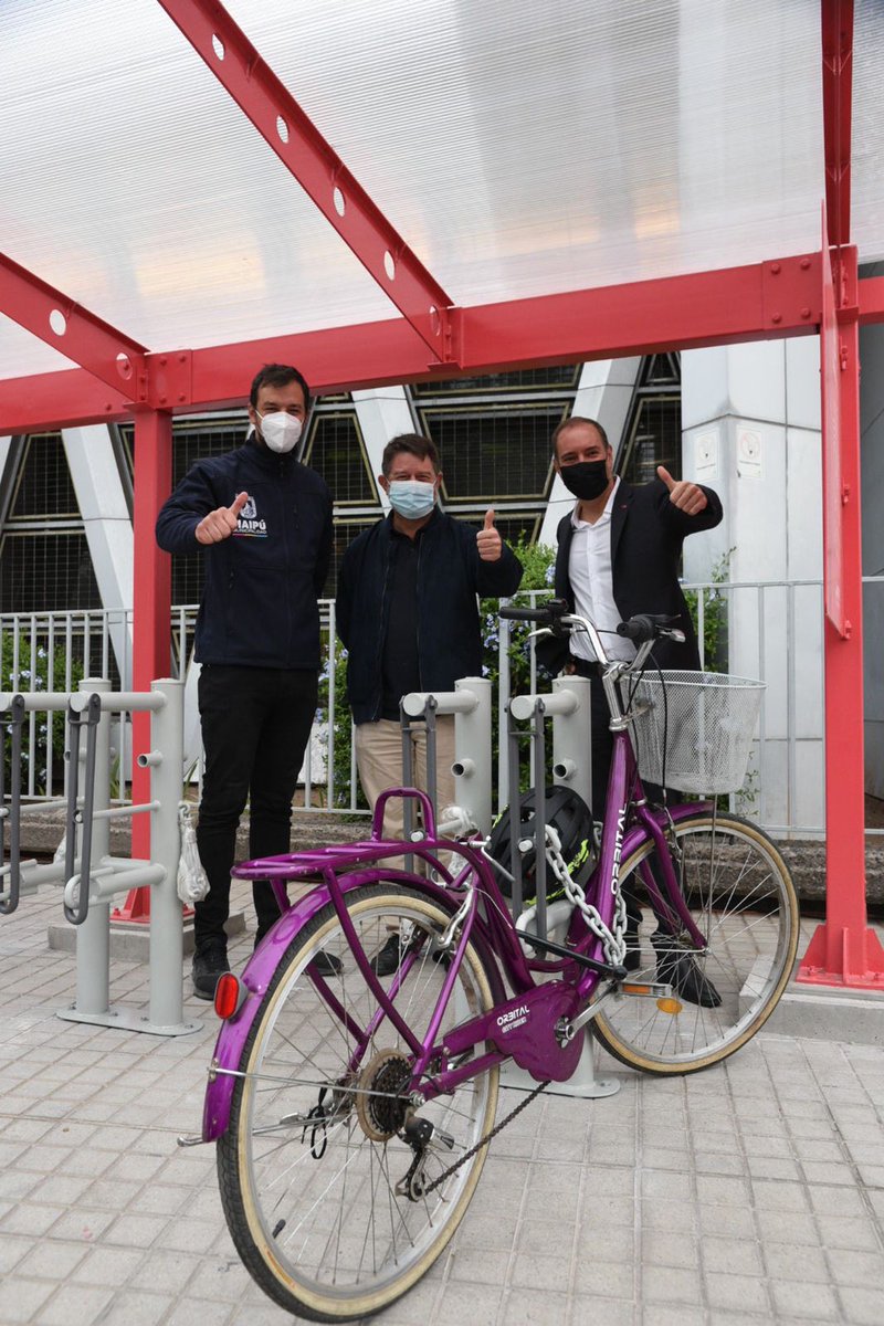Orrego's tweet photo. Iniciando día con @TomasVodanovic @louisdegrange 🤟 Buenas ciclovías, buena educación vial y buenos cicleteros para una conexion intermodal. Alianza con @metrodesantiago permitirá contar con bicicleteros gratuitos y d alto estándar en todas las estaciones de #RMStgo #LíneaCero 💪 https://t.co/qr20ZazN2z