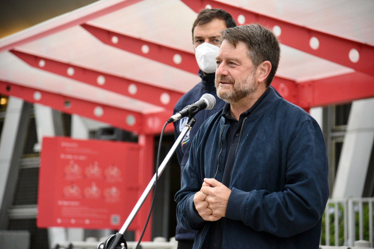 Orrego's tweet photo. Iniciando día con @TomasVodanovic @louisdegrange 🤟 Buenas ciclovías, buena educación vial y buenos cicleteros para una conexion intermodal. Alianza con @metrodesantiago permitirá contar con bicicleteros gratuitos y d alto estándar en todas las estaciones de #RMStgo #LíneaCero 💪 https://t.co/qr20ZazN2z
