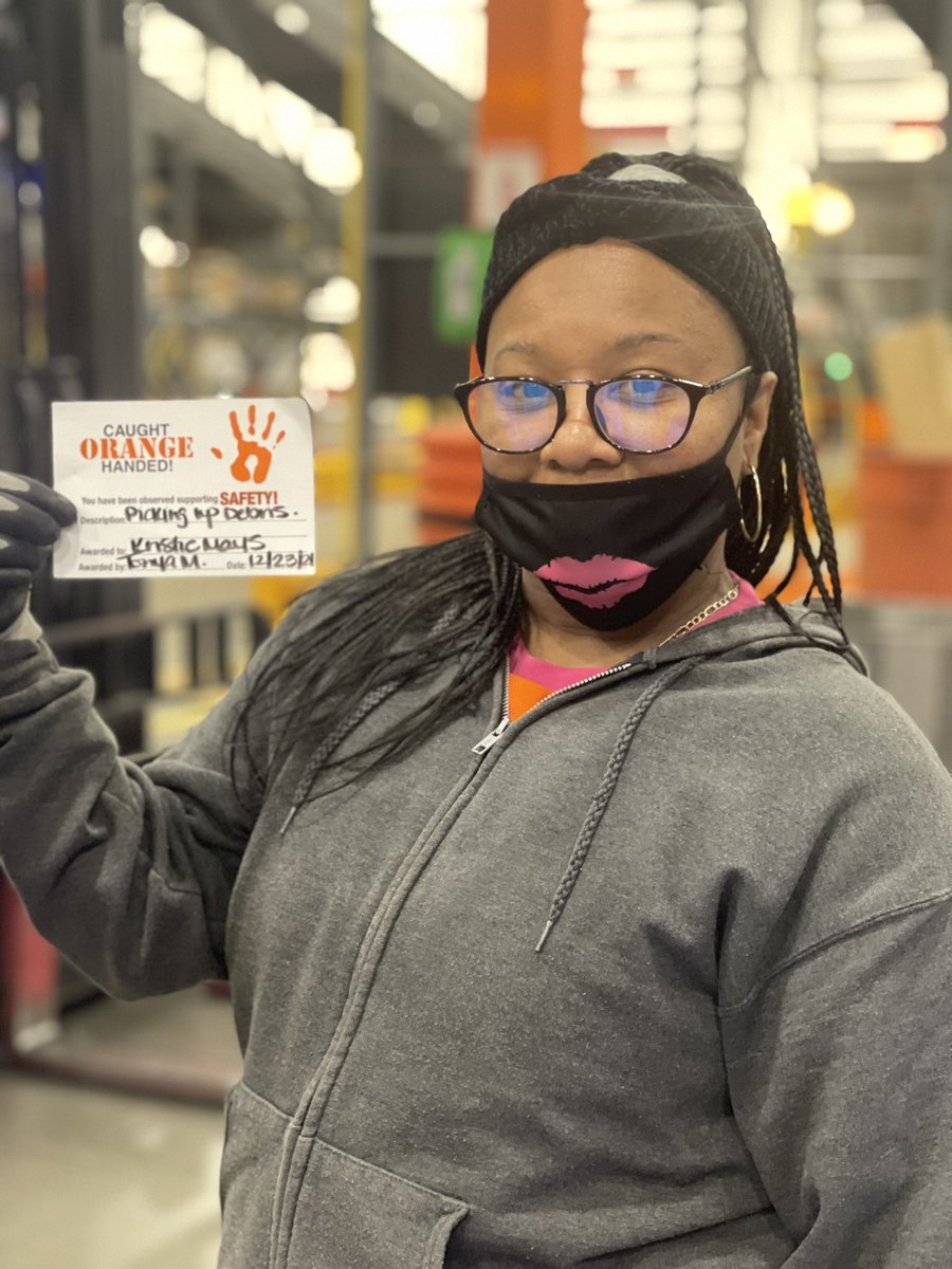 🚨🚨Starting off this great Thursday before Christmas recognizing safety!! Thank you Kristie for stopping to pick up debris. It’s the small things that show we put Safety FIRST!