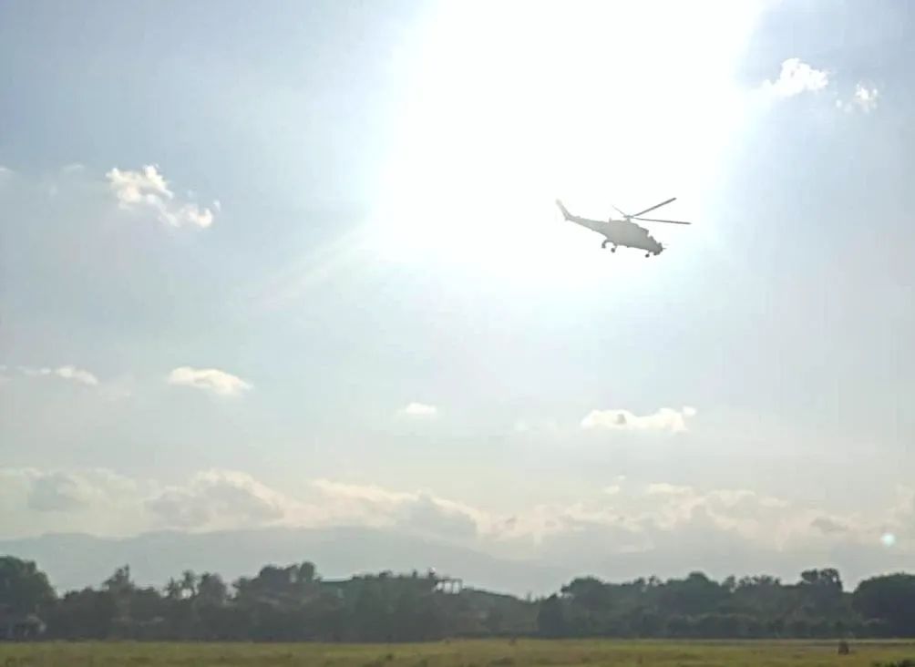 myanmarboii's tweet photo. Junta used Mi35p model military helicopter against civilians in Nat Chaung village,Kalay,Sagaing region this afternoon.Number of dead and injured people has not reported yet as junta cut off telecom services.

#WhatsHappeningInMyanmar 
#NoFlyZoneInMyanmar #Dec23Coup 🇲🇲 https://t.co/GTihUgbwnT