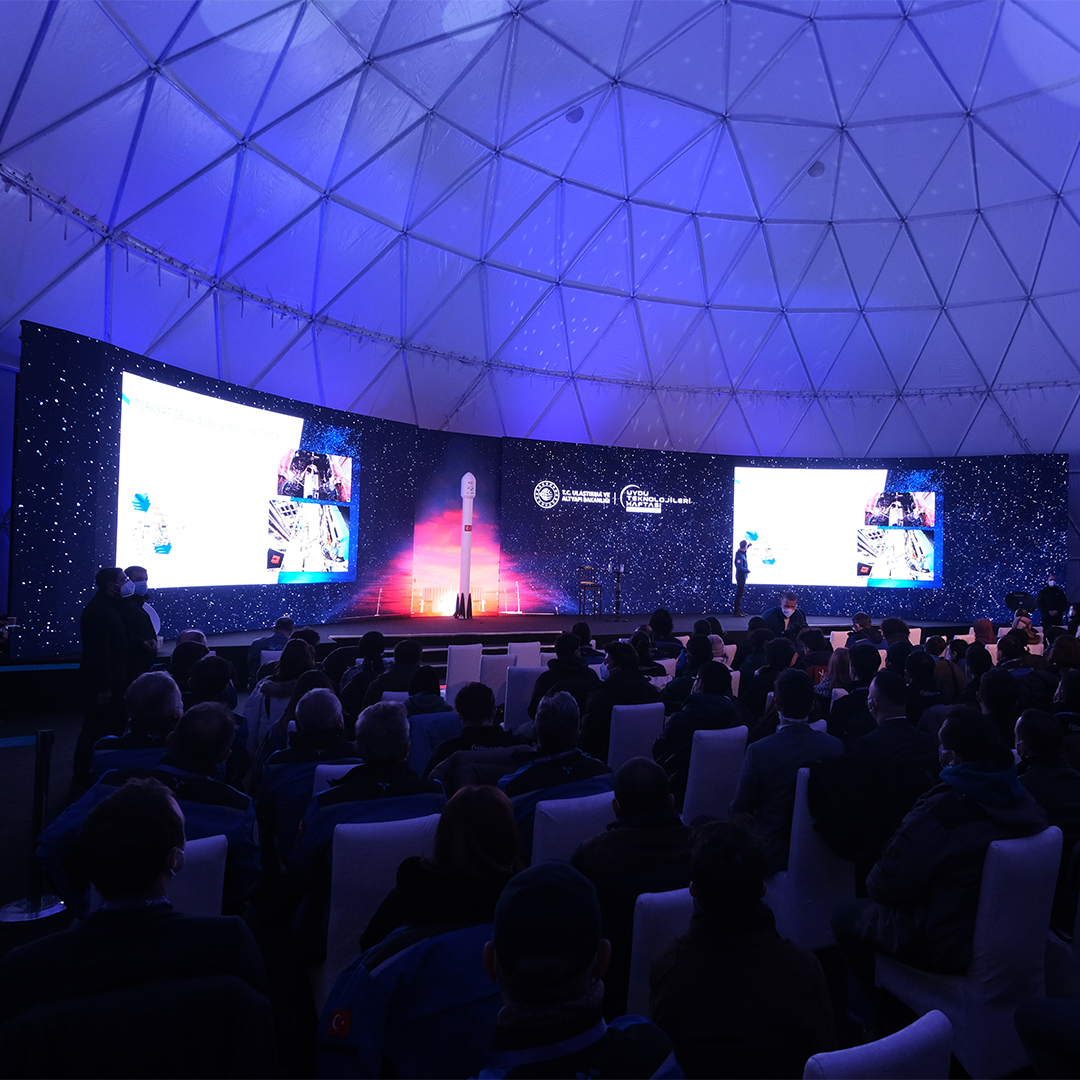 Gurur dolu anları video mesaj yoluyla kutlayan Cumhurbaşkanımız Sayın Recep Tayyip Erdoğan’a, Gölbaşı Yerleşkesi’nde heyecanımızı paylaşan Sayın Cumhurbaşkanı Yardımcımız Fuat Oktay’a ve Sayın Ulaştırma ve Altyapı Bakanımız Adil Karaismailoğlu’na şükranlarımızı arz ediyoruz.