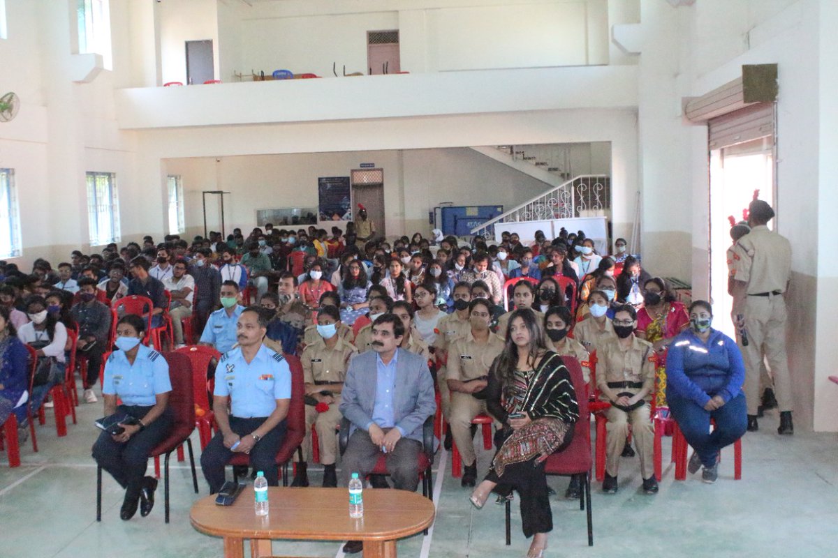 NCCBrindavan's tweet photo. Talk on career opportunities In #IndianAirForce Held in @Brindavan_BGI  On 22-Dec-2021. All Students gained the knowledge about Indian airforce And How to join #IndianAirForce . An simulation exibition was also Held Where all students Got a chance to experience pilot view. https://t.co/xJhZl2in03