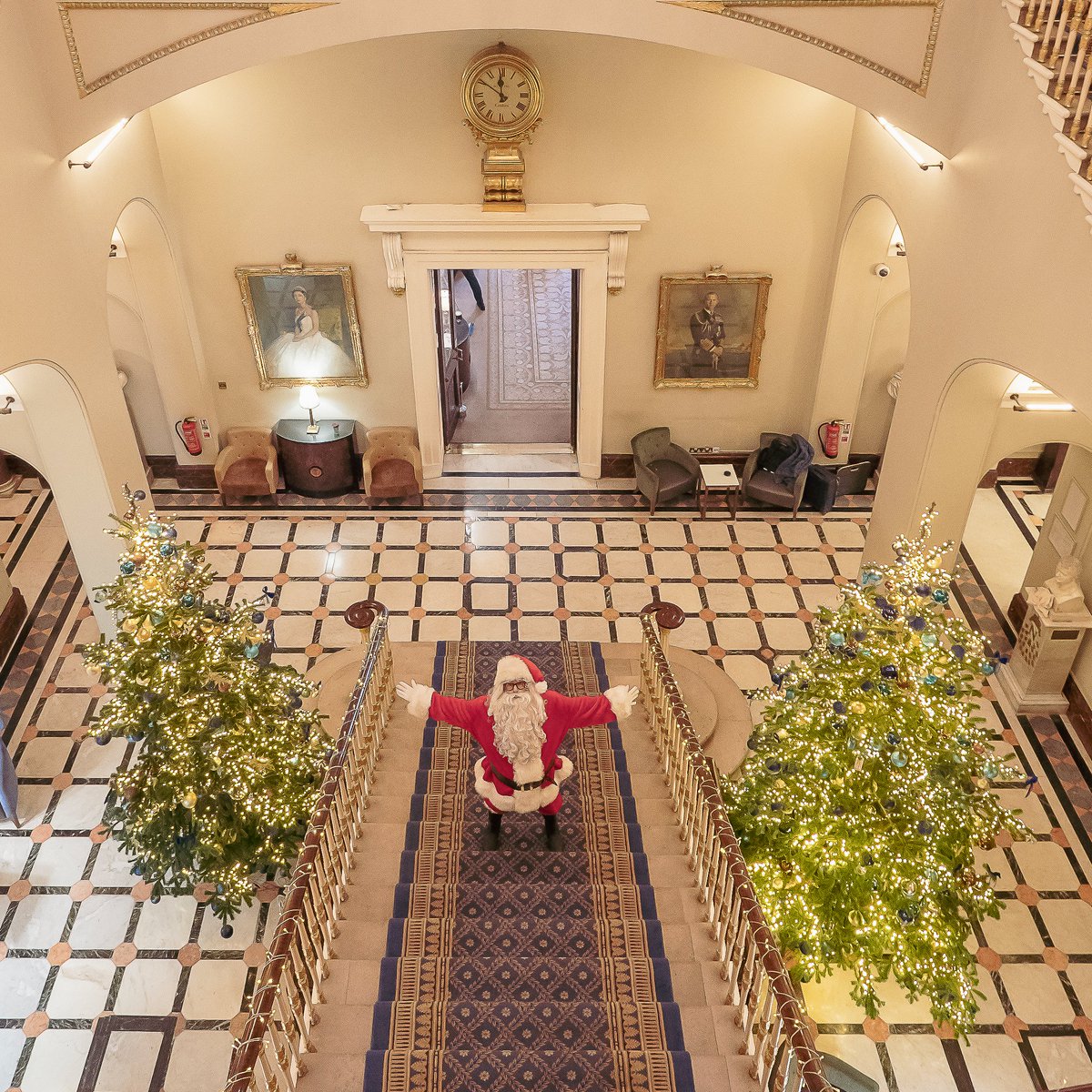 SearcysLondon's tweet photo. Huge thanks to Santa @ClausLondon  for finding time in his busy schedule to pop in and see us at some of our spectacular venues - The View at Lincoln's Inn Fields, the home of @RCSnews, @116PallMall and @SearcysGherkin . We hope you have enjoyed your visit!
#Christmas https://t.co/i2xxP3b0Ho