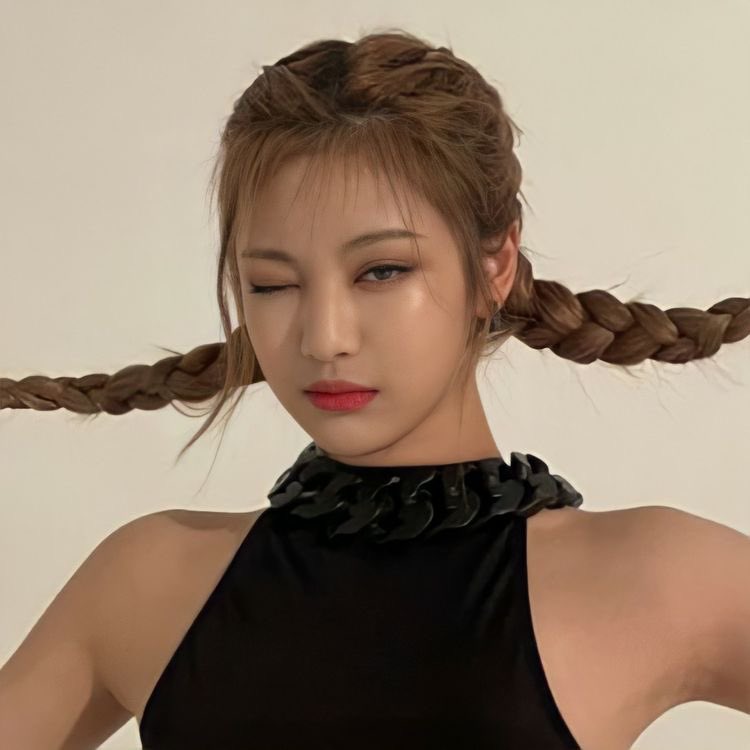 yourqueenz_'s tweet photo. Hello world, I’m back 👋💅🏻 https://t.co/YIOjk3fuis