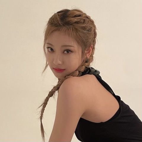 yourqueenz_'s tweet photo. Hello world, I’m back 👋💅🏻 https://t.co/YIOjk3fuis