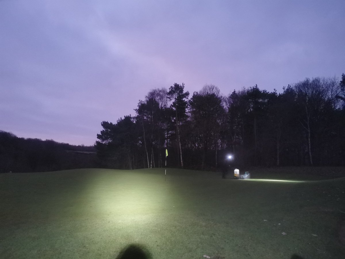 Last full day of year team have worked great again this week as they have all year getting everything tidied up. Cutting, blowing, spraying and general tidying up ready for Xmas. Hope everyone has a great Xmas and new year. ⛳🎅🍻