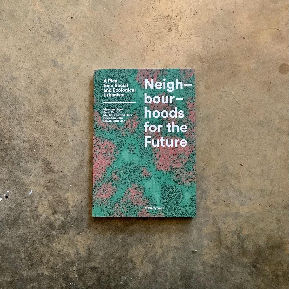 ArchipelLib's tweet photo. [ETUDE DE #QUARTIER]

#Neighbourhoods for the #Future
Ed_ #trancity #valiz 

Cet ouvrage expose les convictions que le changement se fera à l’ #échelle des quartiers : assez petit pour être réel, assez grand pour faire la différence. https://t.co/mB2V3BaK7Y