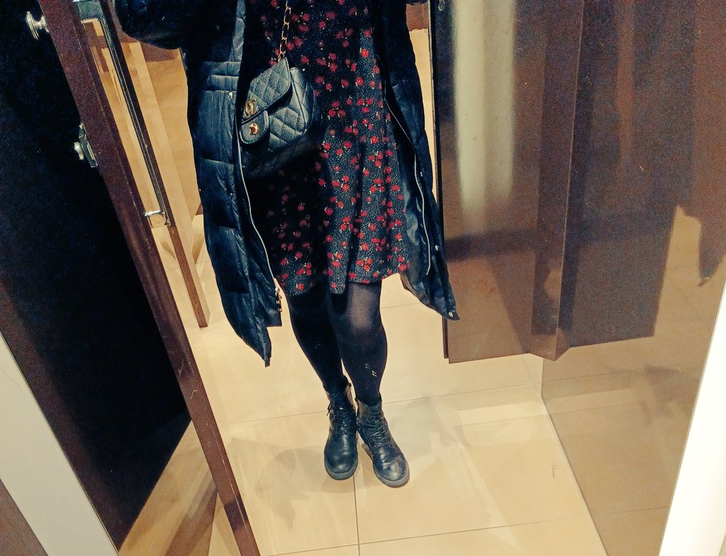 Barbara13450309's tweet photo. Mio figlio che mi dice " mamma a 54 anni non puoi vestirti cosi" 😂😂😂 https://t.co/rO850ERgLC