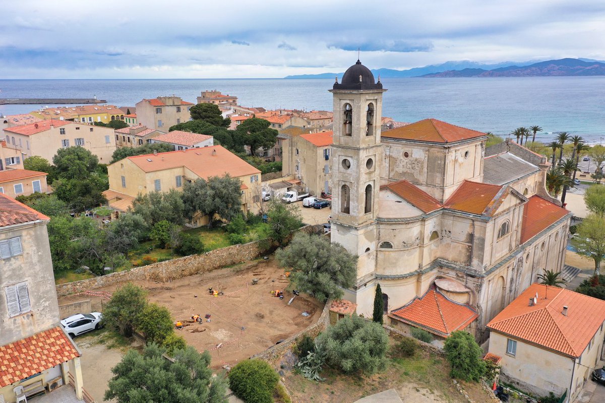 Inrap's tweet photo. [🔎 #UnJourUneFouille] Dans la commune de L'Île-Rousse (Haute-Corse), l'Inrap a mis au jour une quarantaine de tombes datées des IIIe-VIe s. de notre ère. Les défunts étaient inhumés majoritairement dans de grandes amphores provenant de Tunisie. 👉 https://t.co/7y6DVHXnIV https://t.co/ANxJOWmJ1J