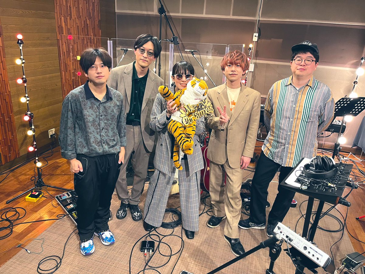 GOOD_BYE_APRIL's tweet photo. Streaming live
  “traveling safari”vol.12
Enmoto's selection🎄

　Thank you!!

👇アーカイブ（1/6 〜23:59）
https://t.co/KrTMNRngLU

👇特典付き投げ銭はこちら
https://t.co/Z4czXKYRD4

#GOODBYEAPRIL https://t.co/sNSGhgxPSa
