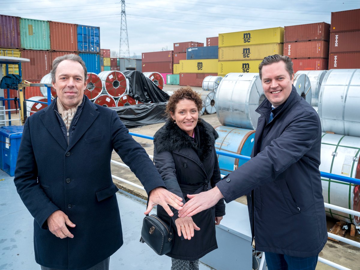 In aanwezigheid van minister <a href="/LydiaPeeters/">Lydia Peeters</a> bezegelden we vandaag onze samenwerking met @PortofAntwerp. We versterken en erkennen elkaars troeven en zetten beide onze schouders onder de noodzakelijke modal shift. 

👉 bit.ly/POM-POA-samenw…