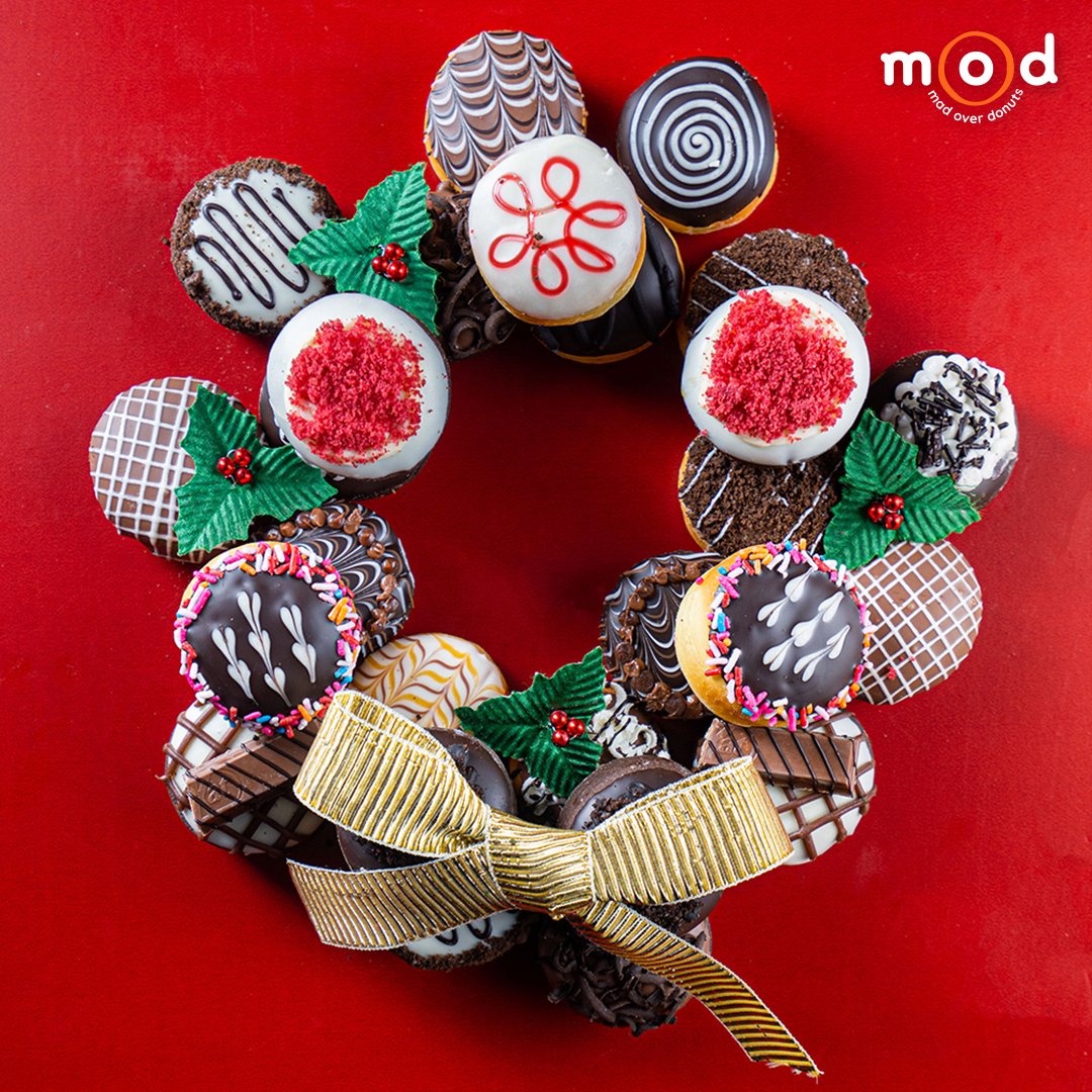 MadOverDonuts's tweet photo. Never seen a wreath this delicious🤤 

Our #Bites are the perfect present to gift your loved ones this Christmas.

#Gifting #HolidaySeason #CelebrationsMadeHappier #Christmust #MadOverDonuts #GiftingIdeas #BiteIntoHappiness #SignatureBites #Christmas2021 https://t.co/FD5WuQPBV1