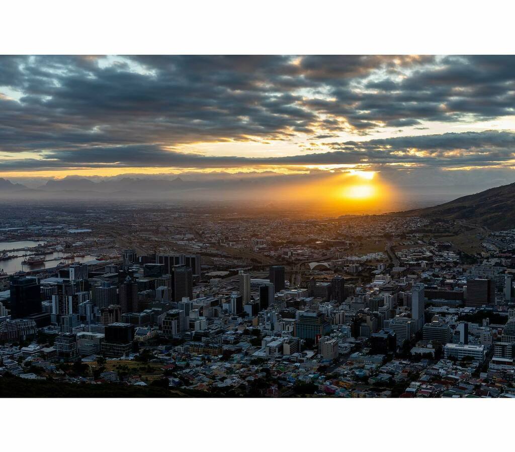 dseenya's tweet photo. GOOD MORNING CAPE TOWN - Hard to ignore this mornings sunrise while out on a client light/location recce. Seize the day and all that stuff. ☕️🌅

#capetownphotographer #sunrise #capetown #capetownsurise #cityscapes #southafrica #signalhill#tablemounta… https://t.co/sYjAaIzPgA https://t.co/eabCwgBdQE