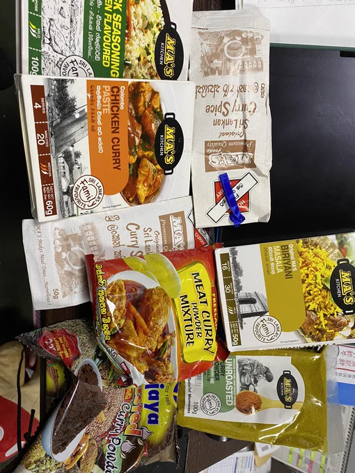 スリランカからカレーが届いた。これで自宅でスリランカカレーが作れる(嬉しくねー)
変な切手。ライオン?新しいな 