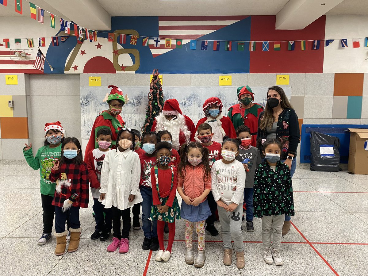 Happy Holidays from all of us in K104! Felices fiestas de todos nosotros en K104! 🎄🎁🎉