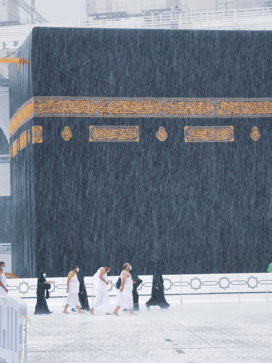 ScreenMix's tweet photo. في حال أنك لم تشاهد حجم الكعبة بالنسبة لحجم الأنسان العادي ❤🕋 https://t.co/OBo4CC9APb