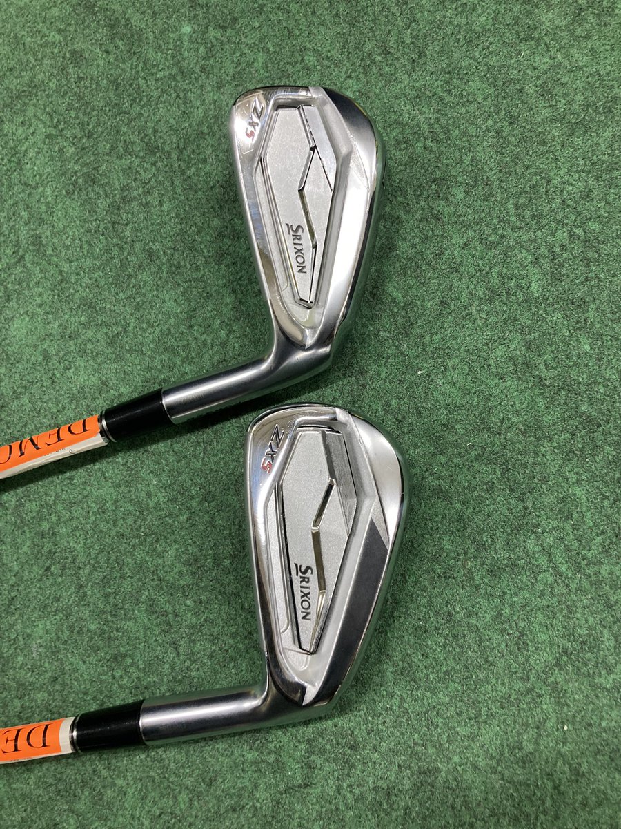 MaChambeau's tweet image. 今日は茨城のゴルフパートナー練習場で試打クラブのスリクソンZX5アイアン、シャフト950と105の2本借りて試打練。
重さ違うのは分かるんですが、どっちが良いかは分かりません。。
ヘッド見た目NICE〜です。
球上がってぴたりと止まりそうです。
#zx5
#アイアン試打出来る程度に成長したと思いたい