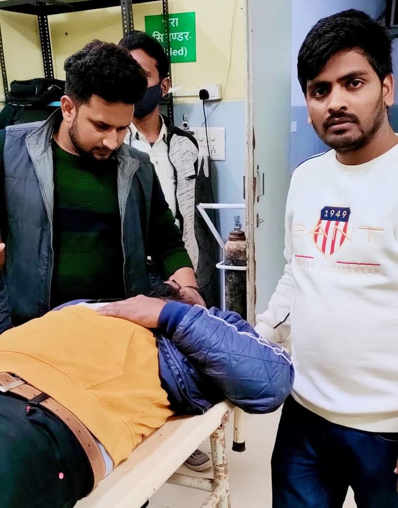VishuYadav01's tweet photo. कुछ साथियों को ज्यादा चोटे आई हैं,उन्हें हॉस्पिटल में  भर्ती कराया गया है।सरकार आखिर किस गुनाह की सजा दे रही है हम लोगों को।

#नई_शिक्षक_भर्ती #महाधरना #लखनऊ
@Aamitabh2

@vishuyadav2018 https://t.co/ZrGAEoEPUp