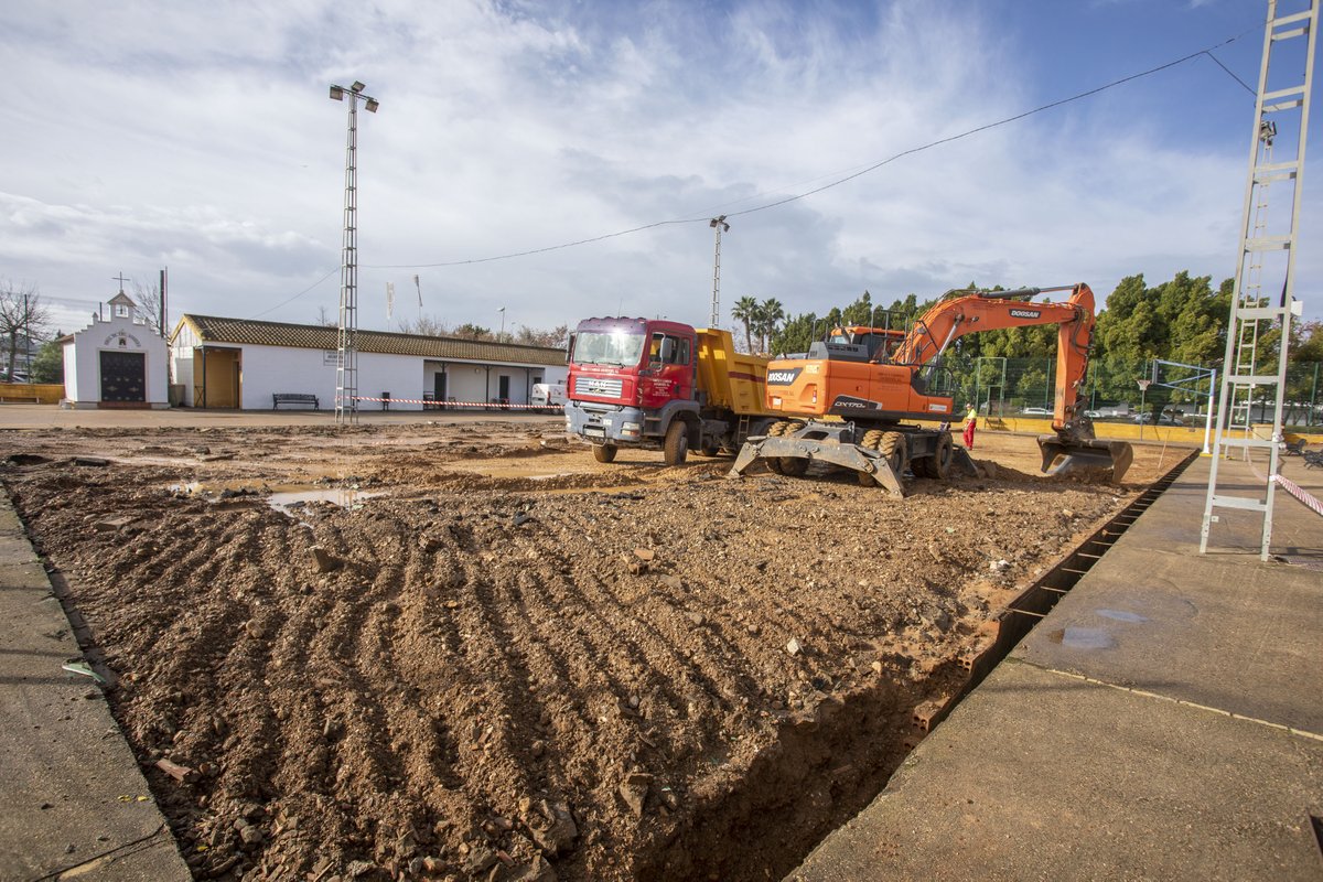 📣Impulsamos la reforma integral de las instalaciones deportivas del Molino de la Vega. 
Ya han comenzado los trabajos destinados al levantamiento y nueva construcción de la pista de fútbol-sala,con la eliminación de las barreras arquitectónicas existentes
bit.ly/3sv34t4