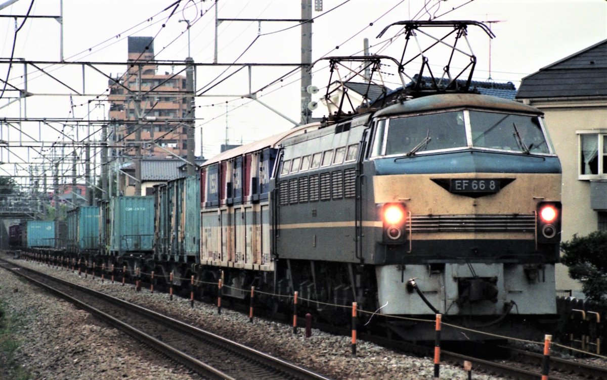 expresstokiwa's tweet photo. #1日1枚貨物列車画像
#EF668
#吹田機関区
#JR貨物
この頃はヒサシが付いていないEF66は、この8号機と10・11号機だった。
2098レ 1993-11-22 https://t.co/0umvsr7EEm