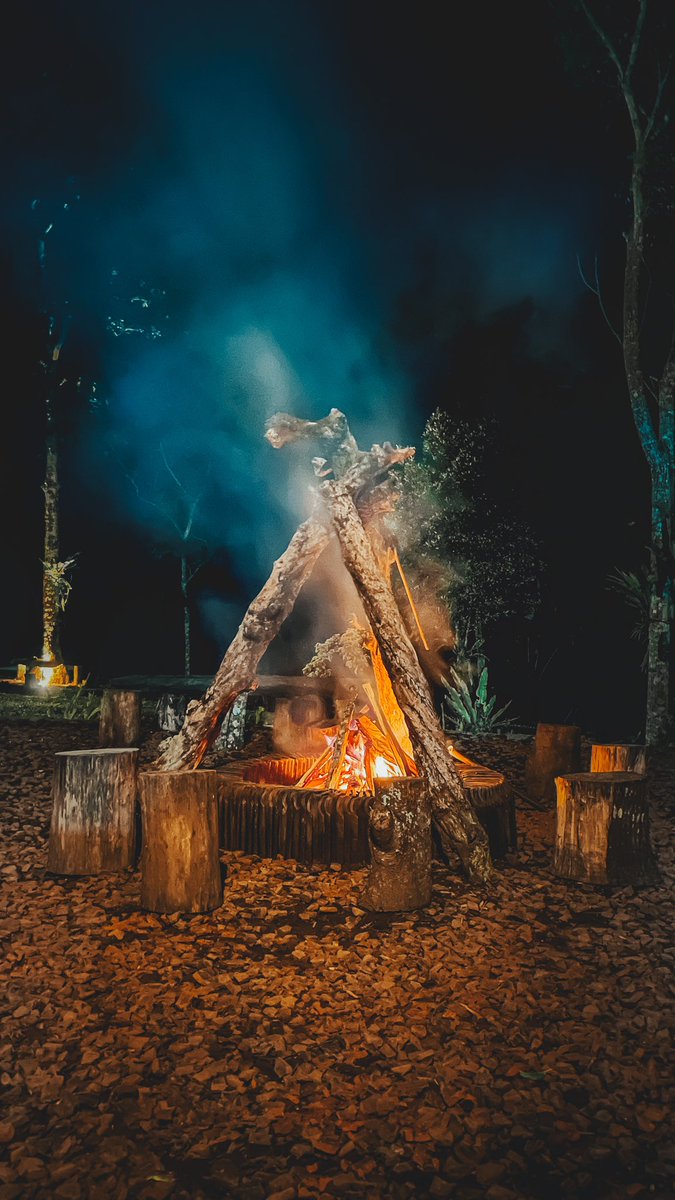 Mari melingkar, api unggun sudah membakar: ripuh yang hinggap dalam dingin, rapuh yang senyap ditelan angin..