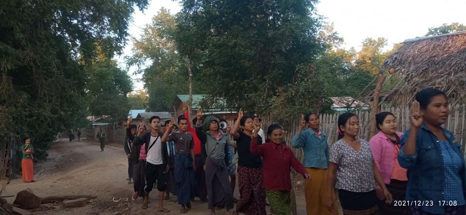 အကြမ်းဖက် စစ်ကောင်စီ ဖက်ဆစ် စစ်တပ် တော်လှန်ရေး မြိုင်တောင်ပိုင်း သပိတ်စစ်ကြောင်း ချီတက် ဆန္ဒပြ 

ရန်ကုန်၊ ဒီဇင်ဘာ ၂၃  

မြိုင်မြို့နယ် တောင်ပိုင်းသပိတ်စစ်ကြောင်း ဦးဆောင်ကာ ယနေ့ ဒီဇင်ဘာလ ၂၃ ရက်နေ့တွင် အကြမ်းဖက် စစ်ကောင်စီ ဖက်ဆစ် စစ်တပ် တော်လှန်ရေး ချီတက် ဆန္ဒပြခဲ့ကြောင်း သိရသည်။