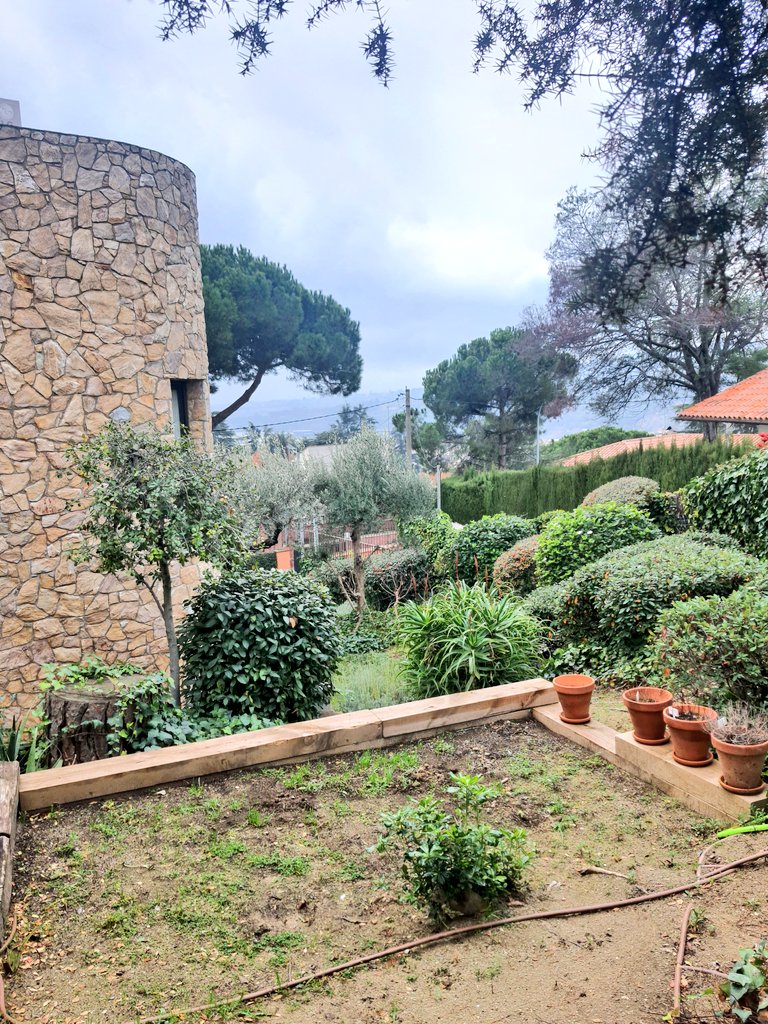 benamara_n's tweet photo. Elle ferait preuve de courage,car son père lui avait dit un jour que le monde vivait en elle.Que ses os étaient faits de montagnes.Que les rivières coulaient ds ses veines.Que les battements de son cœur étaient une cavalcade.Qu'un ciel étoilé brillait ds ses yeux #NadiaHashimi https://t.co/F3xmFTTBO2