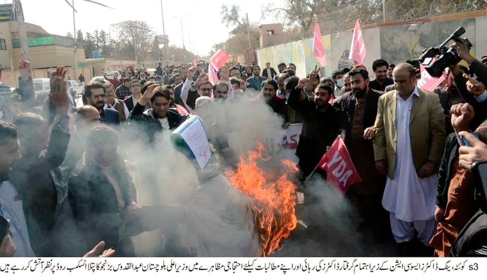 jam_kamal's tweet photo. ینگ ڈاکٹرز اس صوبے کا اہم اثاثہ ہیں جنہوں نے عوام کے مفاد میں جائز مطالبات کی خاطر احتجاج کیا لیکن موجودہ صوبائی حکومت کی جانب سے ان نوجوانوں کی گرفتاری سے نا صرف عوام کو علاج معالجے میں مشکلات کا سامنا ہے بلکہ نئے آنیوالے ڈاکٹرز بھی اس ناروا سلوک کی وجہ سے مایوسی کا شکار ہیں۔ https://t.co/eQZa5ig4e8