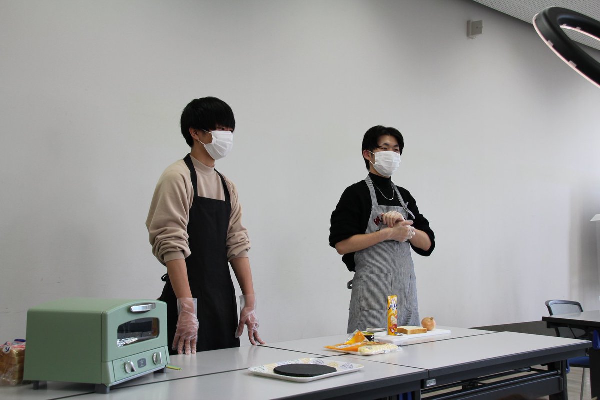 KC202110's tweet photo. 万全な感染症対策をしての撮影です！！アレンジレシピ動画がアップされるまでもう少しお待ちください。
#木の屋石巻水産 #缶詰 #東北工業大学 #KCみやぎ #マーケティングプロジェクト #アレンジレシピ #アレンジレシピ動画 https://t.co/FPCKA4L19t