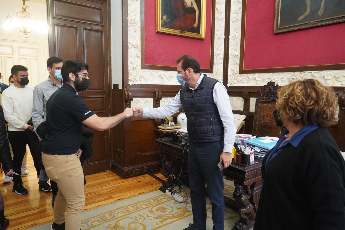 AyuntamientoVLL's tweet photo. Un grupo de jóvenes de Valladolid está preparando el proyecto para crear un equipo de eSports que represente a la ciudad en este sector en crecimiento.

Hoy han presentado su propuesta al alcalde, @oscar_puente_ y a la concejala de Innovación, @CharoChavez1 https://t.co/H6K9vKcroQ