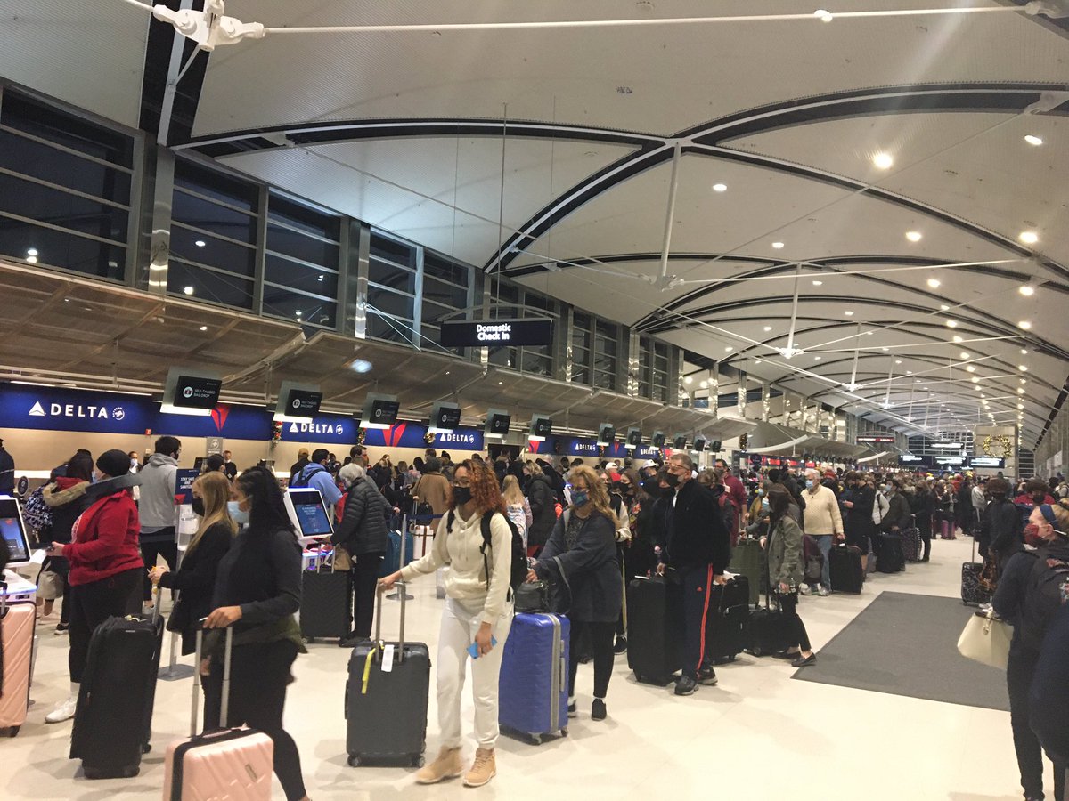 SandMcNeill's tweet image. Long lines at Detroit Metro Airport.  @WWJ950