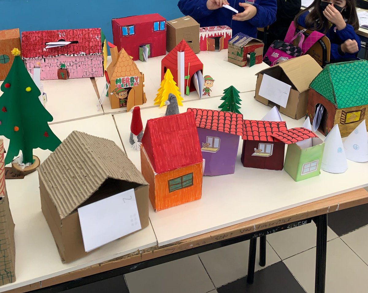 4CDMarconiBa's tweet photo. @InnovaMentiKids La Città degli Elfi!Avviata la preparazione del playground per la prima sfida Siamo tornati a casa con un PROBLEMA: come saranno i nostri dadi? E quali le regole del gioco? intanto Buon Natale da tutti noi!#staytuned #gamification #innovamenti/game https://t.co/YVTkLe4jDd