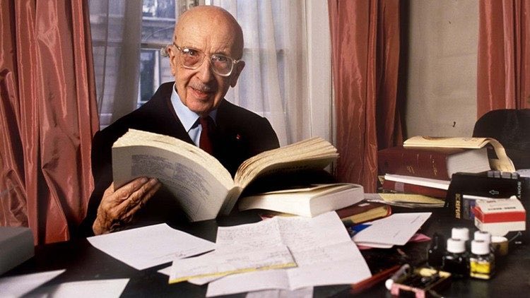 gscarafile's tweet photo. Siamo saturi di informazione come non lo siamo mai stati. Questa sovrainformazione finisce per destabilizzare il mentale. Quello che manca è il giudizio, il discernimento, la capacità di dire quello che è bene e quello che è male. Jean #Guitton https://t.co/nH4XqG7hHB