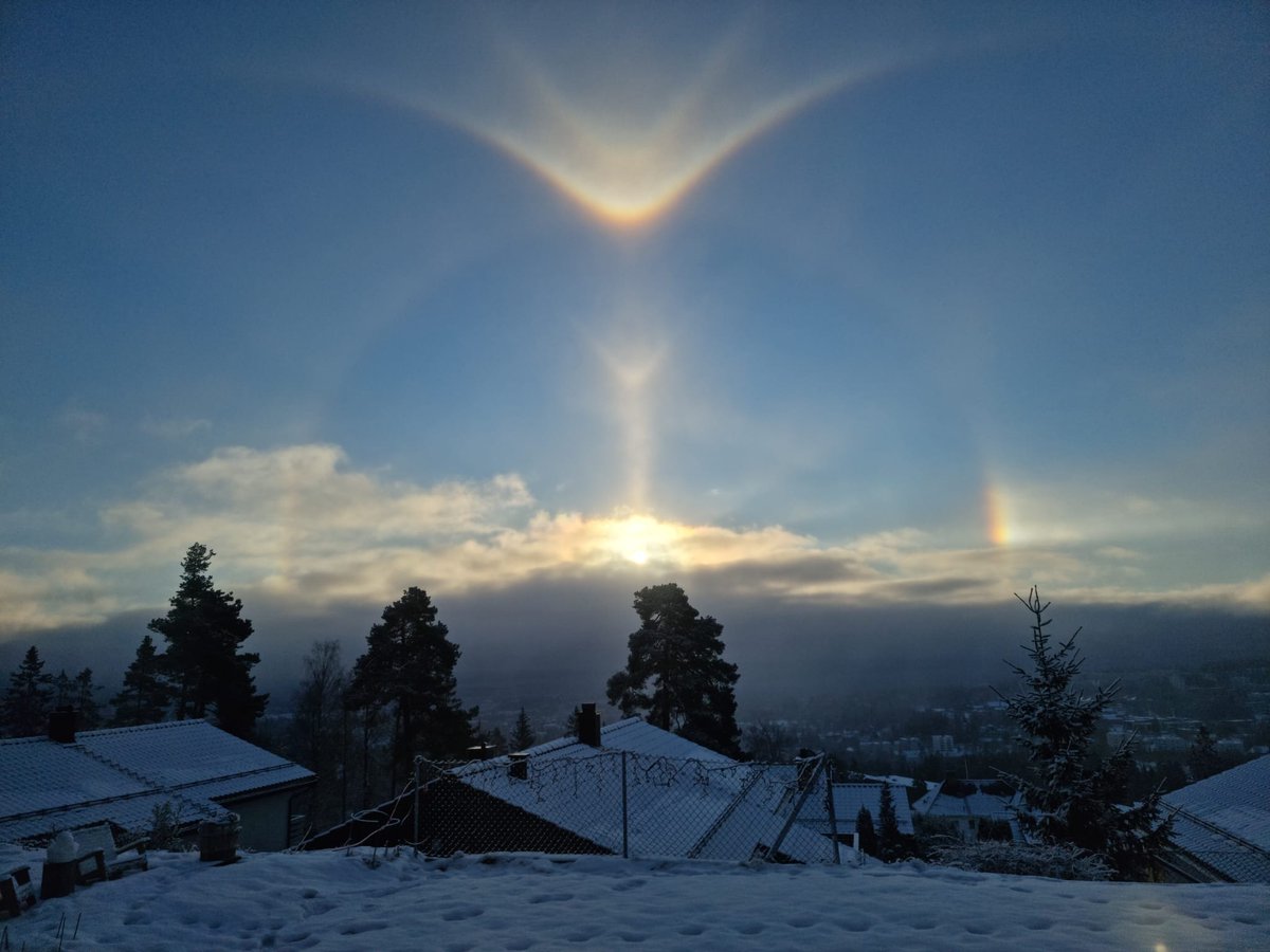 henrikgr's tweet photo. Lav sol + ispartikler i lufta over Oslo i dag ga stilig spredning https://t.co/lgBduJa2cQ