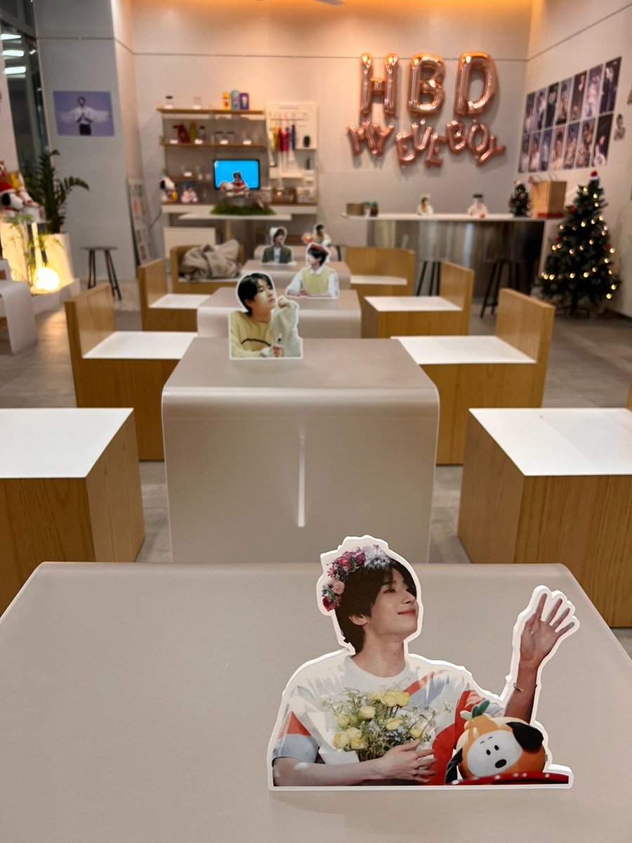 springbreeze_vt's tweet photo. 𝐇𝐁𝐃 𝐌𝐲 𝐞𝐯𝐞 𝐛𝐨𝐲
-ᴡɪᴛʜ ʏᴏᴜ ᴜɴᴅᴇʀ ᴛʜᴇ ᴍɪsᴛʟᴇᴛᴏᴇ-

∙2021.12.24 ~26
∙카페 아이오쓰리 2호점

내일부터 이벤트가 시작됩니다!
방역수칙을 잘 지켜주세요🙏🏻
(테이블 착석시 백신증명서 필수!)

모두 건강하게
해피모사행날💜

#승우와_겨우살이_아래서
#Hanseungwoo #한승우 https://t.co/ZRkxmMUYTh