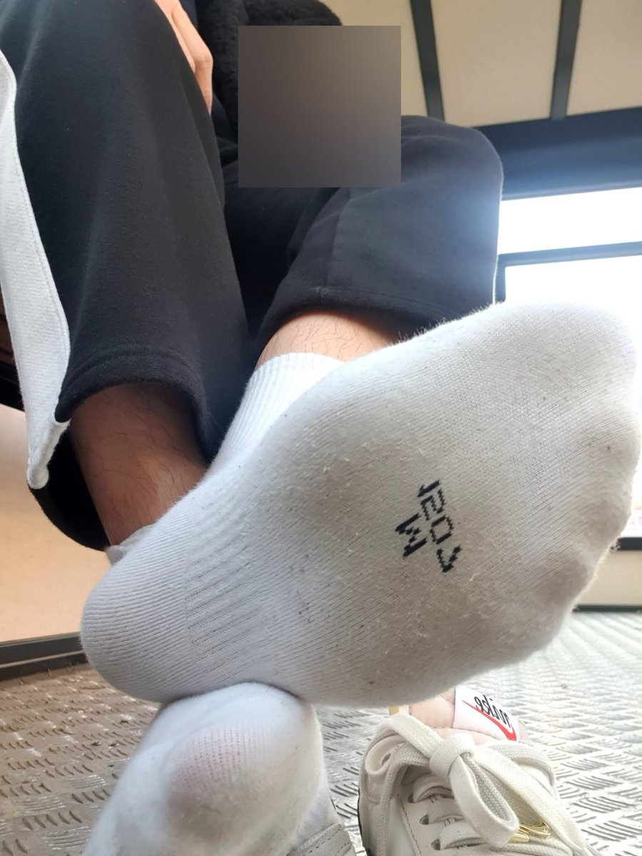 별 짓을 다 하네 ( •̅_•̅ )
#남자발 #흰양말 #풋섭