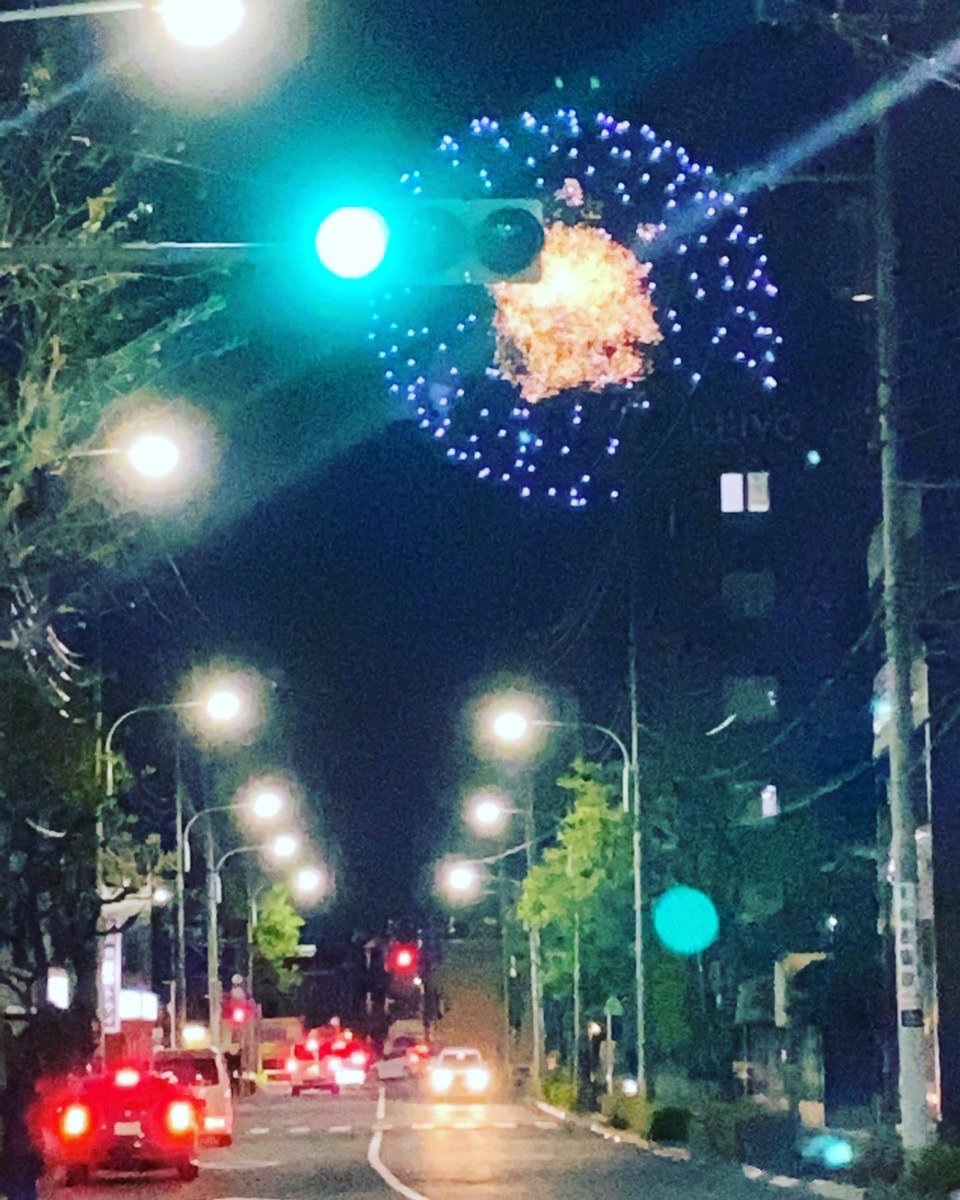 musubi0823's tweet photo. こんにちは🌞
なんと！12月にゲリラで花火が上がりました🎇
ちょっと早めのクリスマスプレゼントかな🎅

篠崎駅前結び整骨院・鍼灸院
03-6876-0371
＃篠崎駅前結び整骨院・鍼灸院
#産後
#ゲリラ花火 https://t.co/41zOQG6NWx