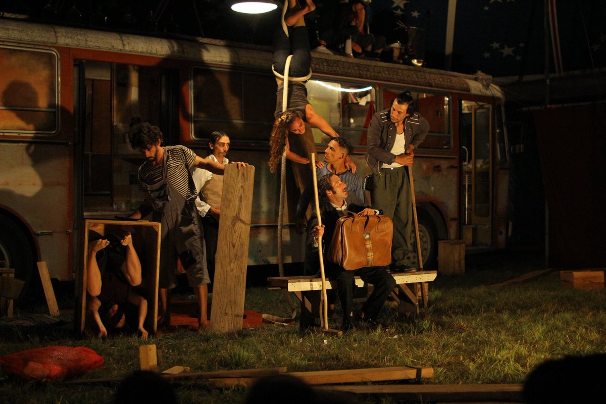 Foto de nuestra histórica primera función en Piria; Febrero 2015. Con un bondi del 77,  materiales desechados y mucho ingenio y creatividad se armó ese año el primer espectáculo de Circo Tranzat, una coproducción binacional entre Uruguay y Francia.