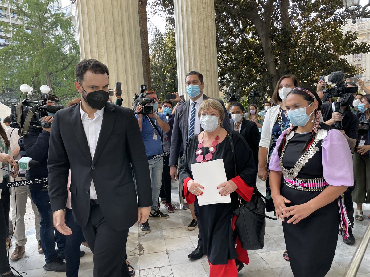 AHORA: La ex Presidenta <a href="/mbachelet/">Michelle Bachelet</a> llega al ex Congreso nacional para participar en la Comisión de Sistema Político, Gobierno, Poder Legislativo y Sistema Electoral, exponiendo para la @Convencioncl. La reciben los constituyentes <a href="/rkatrileo/">ROSA ELIZABETH CATRILEO ARIAS</a> y <a href="/Rmontero_/">Ricardo Montero Allende</a>.