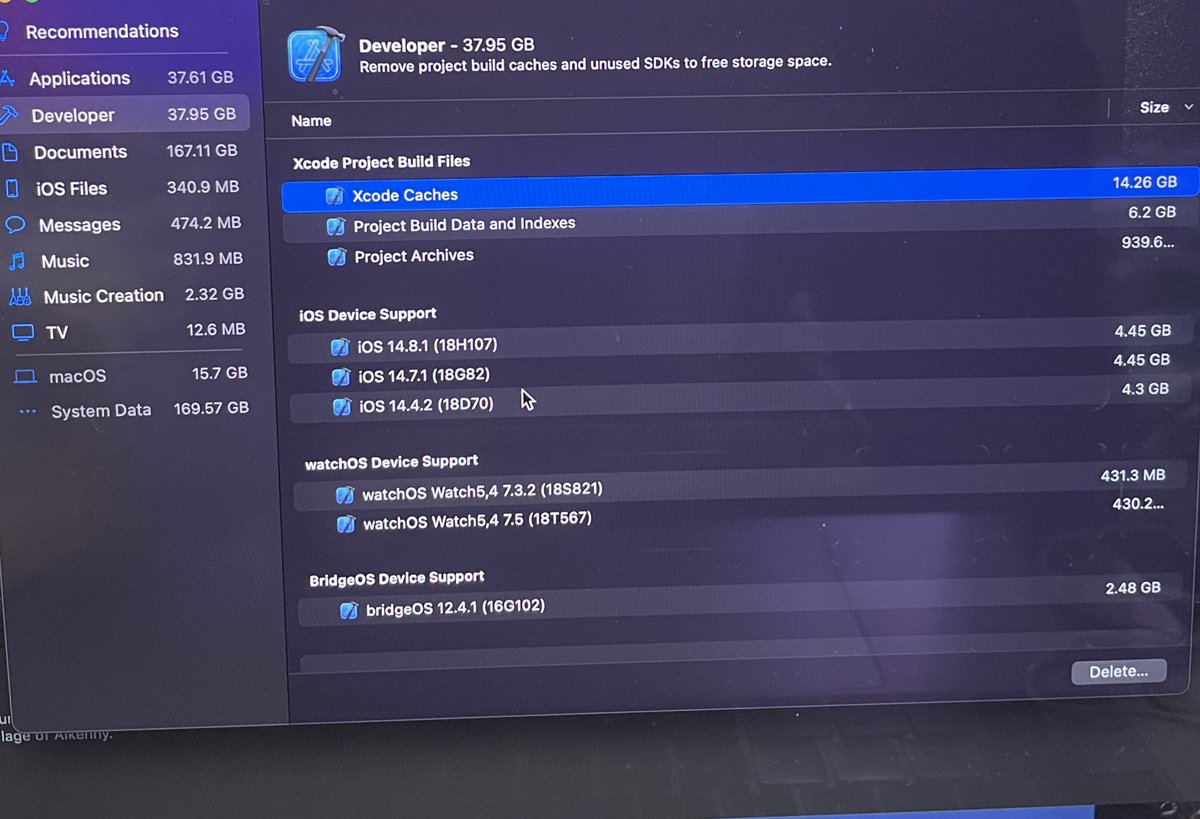 Kookabora1's tweet photo. What happens if I delete my Xcode caches. I seriously need to free up some spaces #ios #Xcode https://t.co/6bGLbiFty1