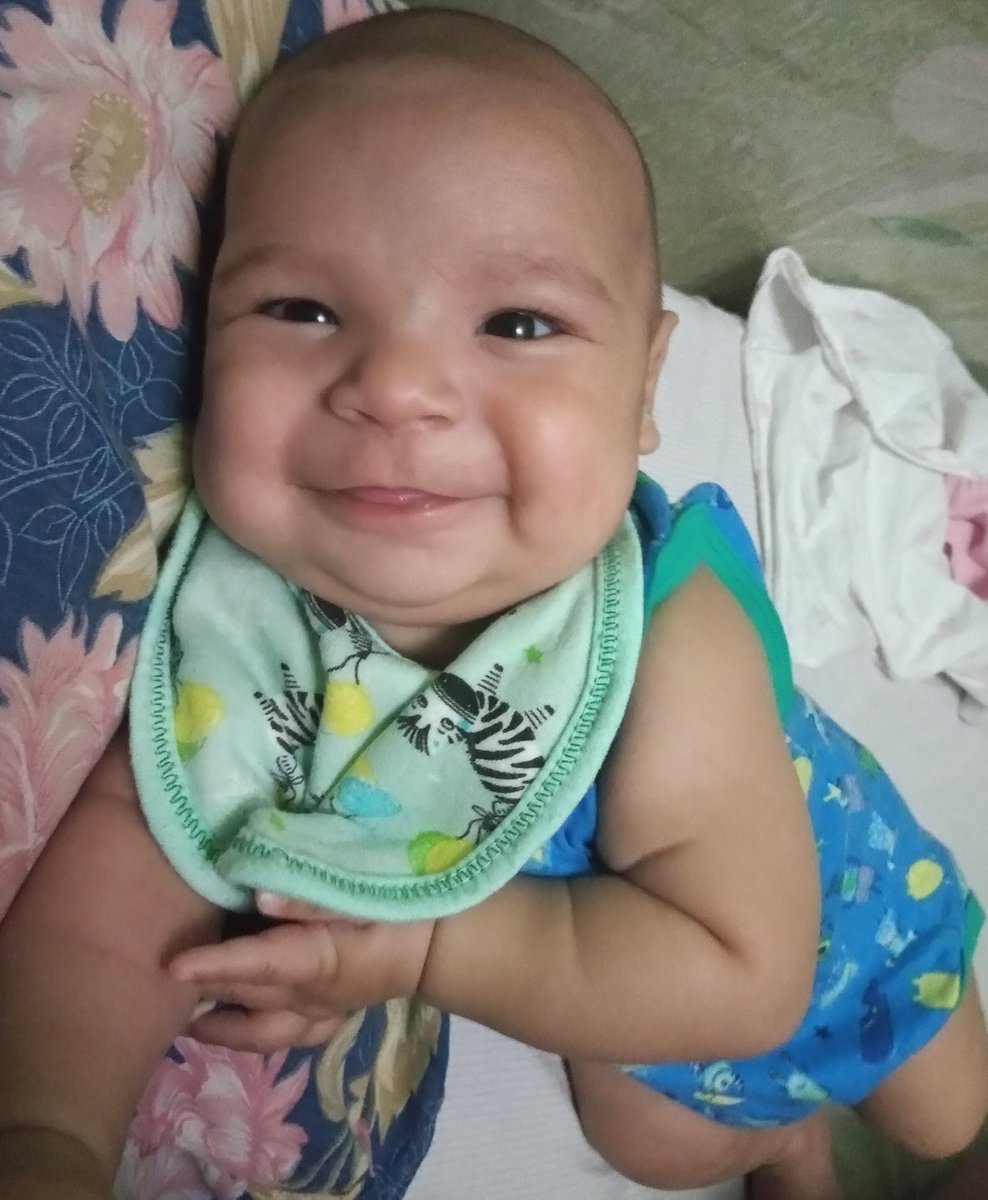AgussVel99's tweet photo. Todos los días me despierto,paso a Mateo de la cuna a mi cama y me quedo viéndolo dormir rato largo hasta q empieza a despertarse.Abre los ojos,me busca con su tierna mirada y cuando me encuentra me regala esa hermosa sonrisa.Y me pregunto:q habré hecho para merecer tanto amor?❤️ https://t.co/4y1hGvgspM