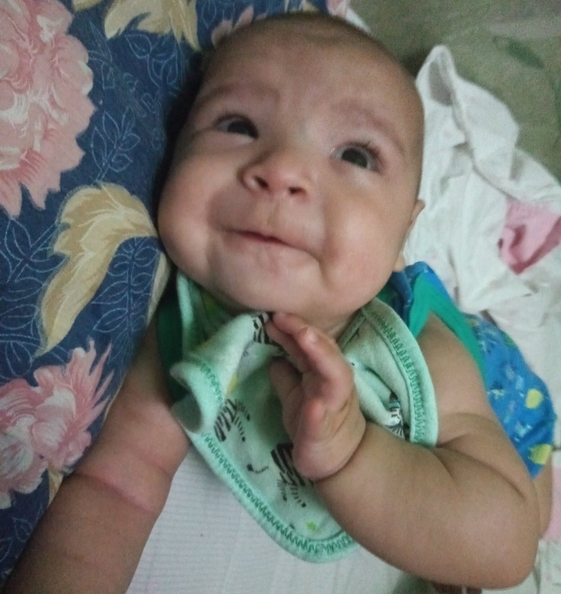 AgussVel99's tweet photo. Todos los días me despierto,paso a Mateo de la cuna a mi cama y me quedo viéndolo dormir rato largo hasta q empieza a despertarse.Abre los ojos,me busca con su tierna mirada y cuando me encuentra me regala esa hermosa sonrisa.Y me pregunto:q habré hecho para merecer tanto amor?❤️ https://t.co/4y1hGvgspM