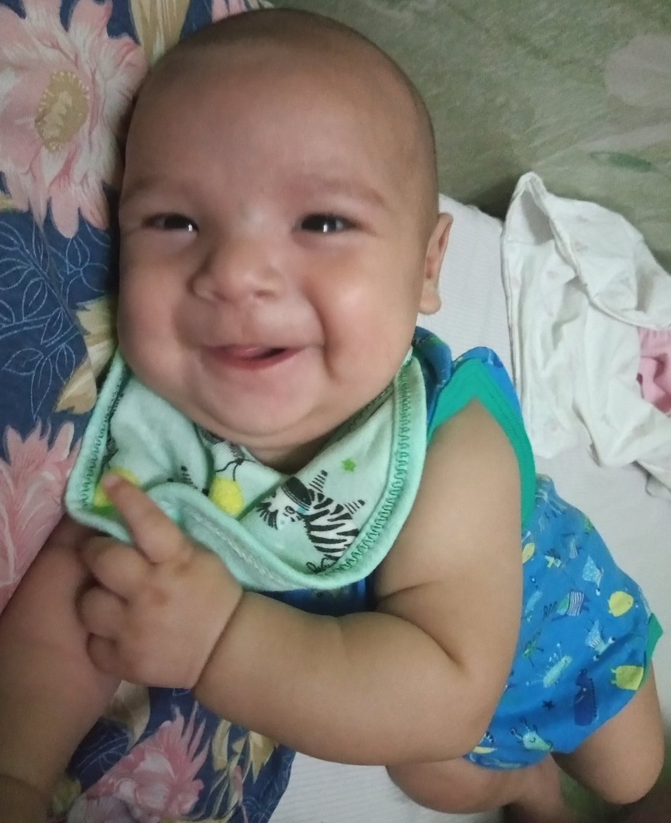 AgussVel99's tweet photo. Todos los días me despierto,paso a Mateo de la cuna a mi cama y me quedo viéndolo dormir rato largo hasta q empieza a despertarse.Abre los ojos,me busca con su tierna mirada y cuando me encuentra me regala esa hermosa sonrisa.Y me pregunto:q habré hecho para merecer tanto amor?❤️ https://t.co/4y1hGvgspM