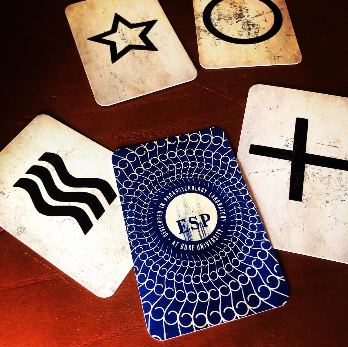 Raijenstein's tweet photo. Estoy muy contento de presentar La Caja Mentalista con @MagiaEstudio. He querido buscar contenido fidedigno y replicas originales de símbolos Zener de J.B. Rhine 1930s,fotografiaras estilo #Polaroid de “Society for Research on Raport and Telekinesis” o "El caso Enfield" https://t.co/A1N0uZz4Jm
