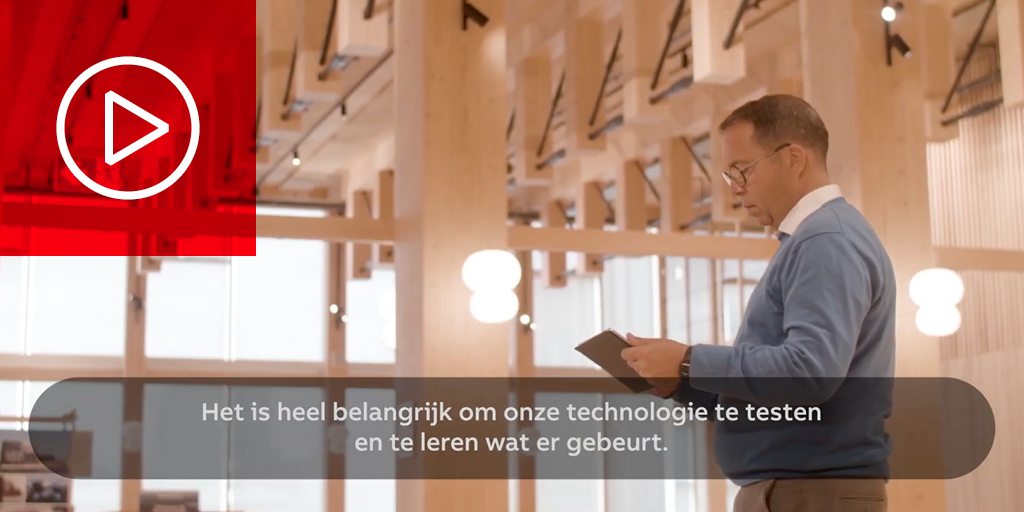 ABB heeft in Zweden een vrijwel klimaatneutraal gebouw van 20 etages gerealiseerd. Het ABB-platform zorgt er met behulp van kunstmatige intelligentie voor dat de juiste energie op het juiste moment op de juiste plaats komt of opgeslagen wordt. bit.ly/3sutbQA