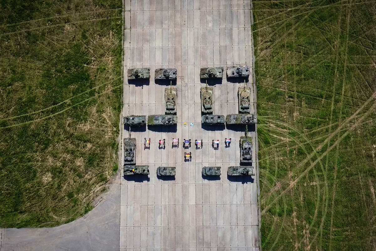 Bw_Einsatz's tweet photo. Ein Jahr mit vielen Herausforderungen geht zu Ende. Die #BundeswehrimEinsatz blickt zurück und teilt Impressionen aus dem Mai 2021. #ResoluteSupport #EUNAVFOR Med #Irini #EUTM - Ereignis des Monats: Der 29. Jahrestag der litauischen „Iron Wolf“-Brigade bei #EFP. @bundeswehrInfo https://t.co/GWxMqxWeHx