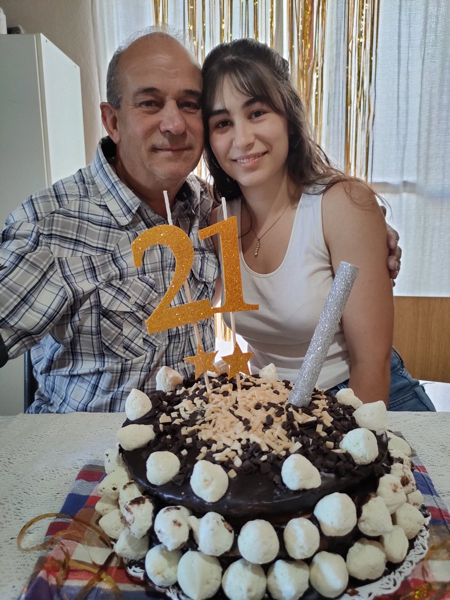 Mí viejo fue camionero toda la vida, nunca pudo estar en un cumple mío. Ahora trabaja en el campo y para mí cumple tiene que trabajar, así que hoy antes de que lo vengan a buscar se puso una camisa y me pidió una foto con la torta. Mí viejo? El mejor