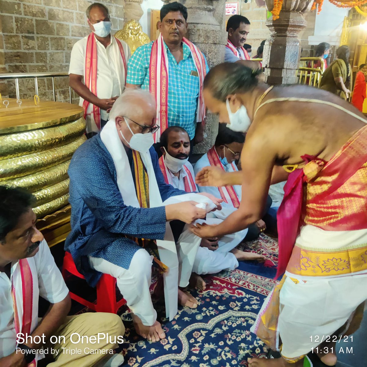 ram_pathivada's tweet photo. గౌరవ,మర్యాదలు వ్యక్తికి ఉన్న ఆస్తులు,అంతస్తులు చూసి ఇచ్చేవి కావు. మనిషి మంచి వ్యక్తిత్వానికి దక్కే బహుమానాలు...
మంచితనానికి, నిజాయితీ��ి, మానవత్వానికి నిలువెత్తు నిదర్శనం మన @Ashok_Gajapathi గారు...🙏
జై శ్రీరామ్!
జై శ్రీరామ్!
జై శ్రీరామ్!
🙏🙏🙏 https://t.co/Xjns9QLgtz