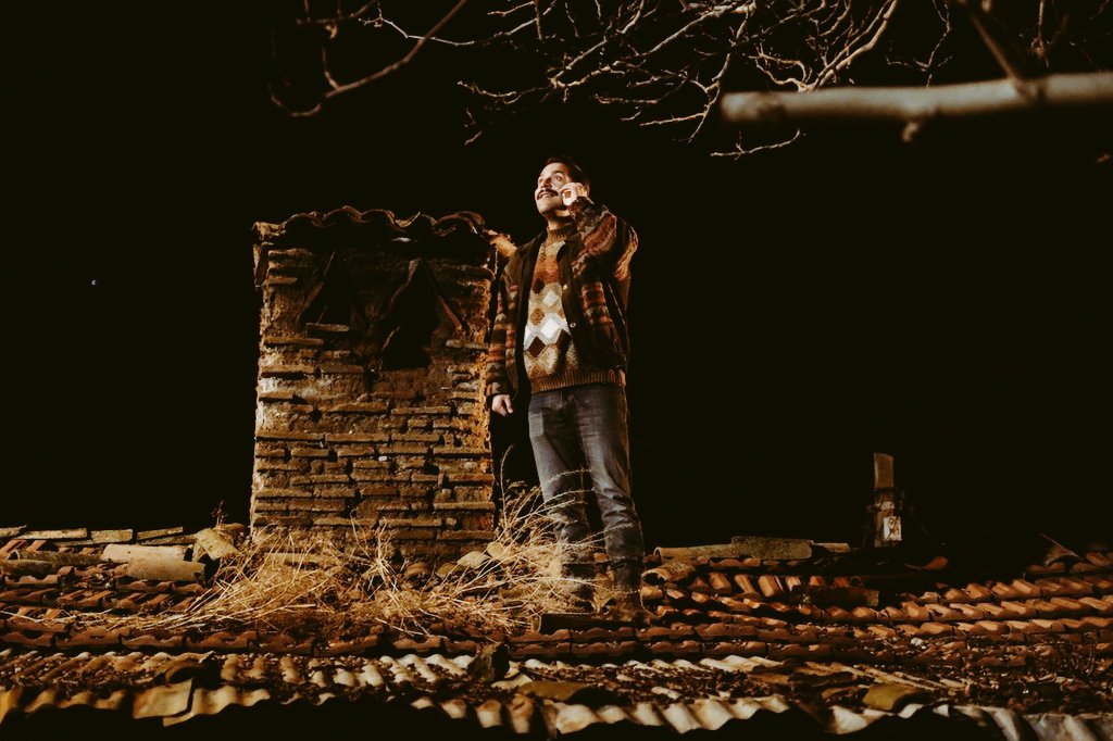 “Gözleri gökte olsaydı,
Yıldızlar da onun yüzünde,
utandırırdı yıldızları yanaklarının parlaklığı..!
Öyle parlak bir ışık çağlayanı olurdu ki gözleri gökte.
gece bitti sanarak kuşlar cıvıldaşırdı.” 🥀

| William Shakespeare ( Romeo ve Juliet ).
#GönülDağı ▪︎ #AsRam